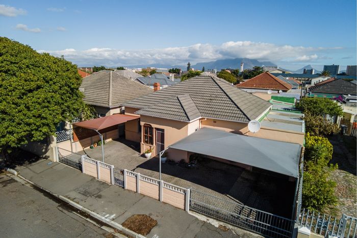For Sale: House in Goodwood Estate with 3 bedrooms, 2 flats, and braai room.