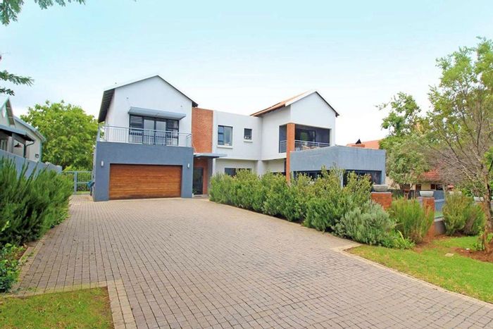 For Sale: House in Copperleaf Estate with 5 bedrooms, solar system, and golf amenities.