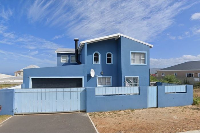House for Sale in Hawston: 3 bedrooms, pool, sea views, double garage.