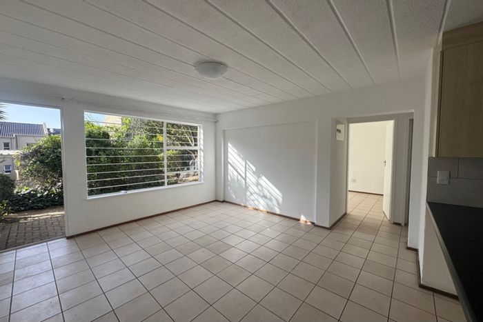 For Sale: Townhouse in Bedford Gardens with garden, pool, and clubhouse access.