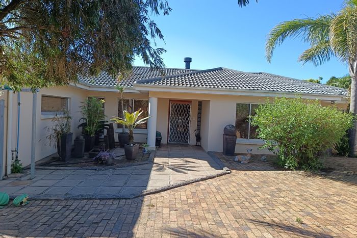 For Sale: Spacious 4-bedroom house in Protea Valley with garden, parking, and amenities.