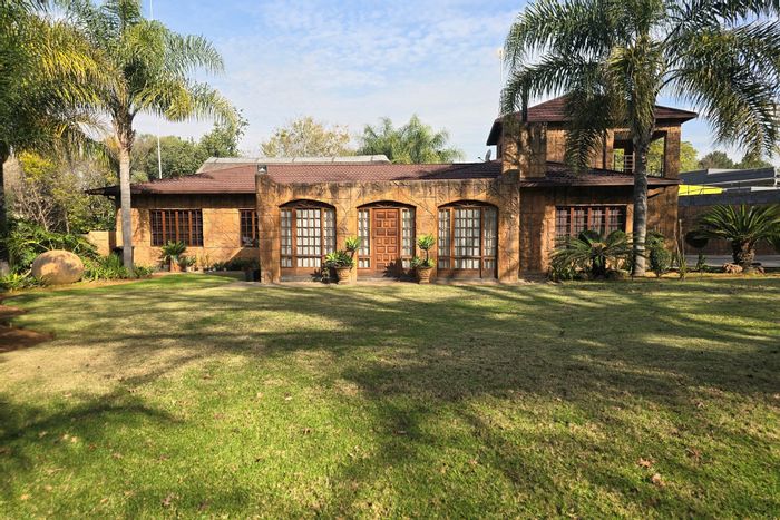 Gholfsig House For Sale: 4 bedrooms, entertainment room, spacious garden, and parking for 5.