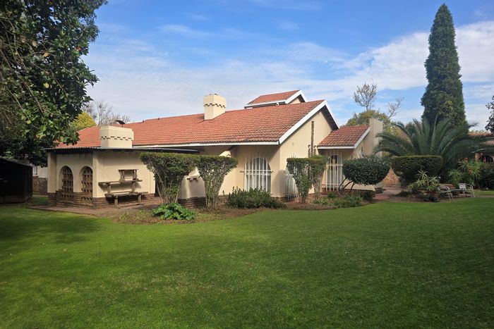 Gholfsig House For Sale: 4 beds, flatlet, pool, braai area, ample parking.