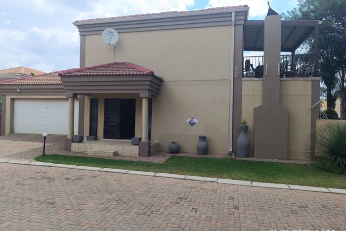 Doringkruin Townhouse For Sale: 3 beds, private garden, garage, fiber internet.