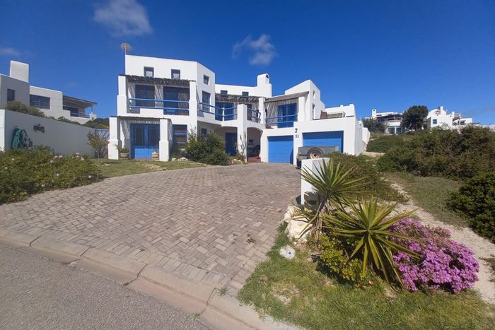 House to Rent in Paradise Beach: Ocean views, flatlet, spacious layout, secure estate.