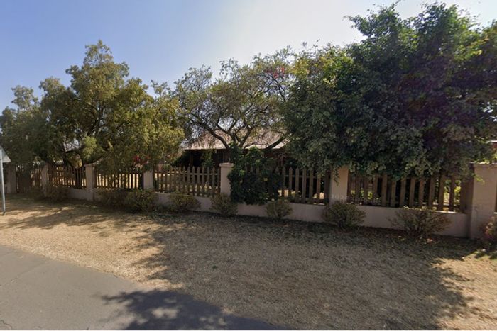 For Sale: Family-friendly house in Cullinan Central with pool, garage, and courtyard.