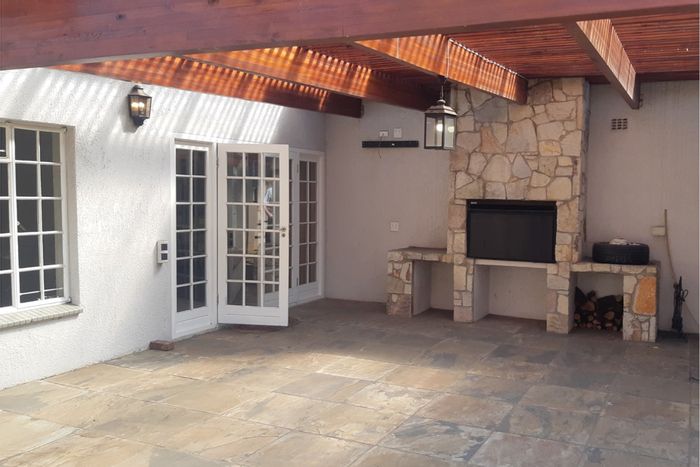 Aerorand House For Sale: 4 bedrooms, spacious garden, study, double garage, patio.