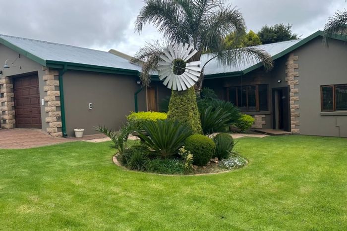 Aerorand House For Sale: 4 beds, heated pool, braai room, close to amenities.