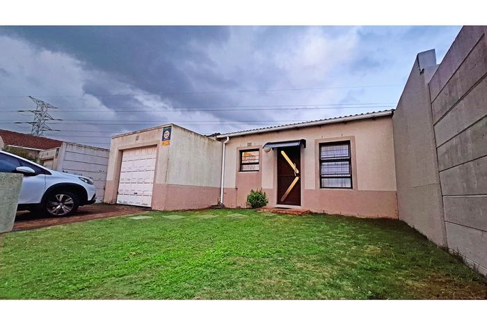 2-Bedroom House To Rent in Victoria Park with secure parking and backyard.