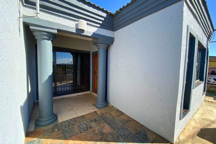 House for Sale in Vryheid Central: 3 bedrooms, flatlet, secure parking, vegetable garden.