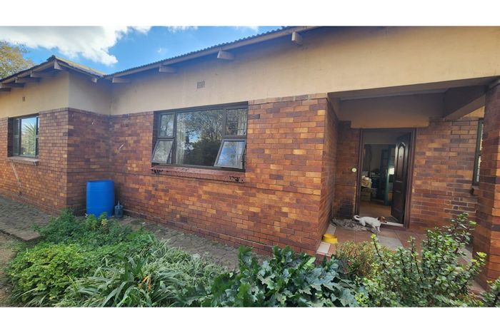 3-Bedroom House For Sale in Brakpan Central, near schools and shopping amenities.
