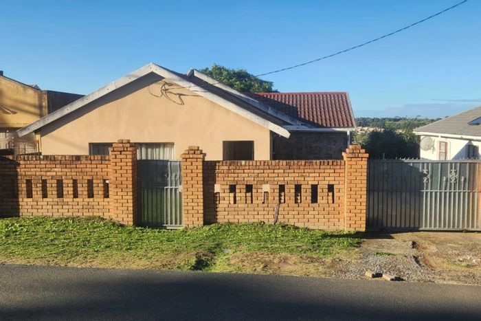 Haven Hills House For Sale: 3 bedrooms, spacious yard, convenient scullery.