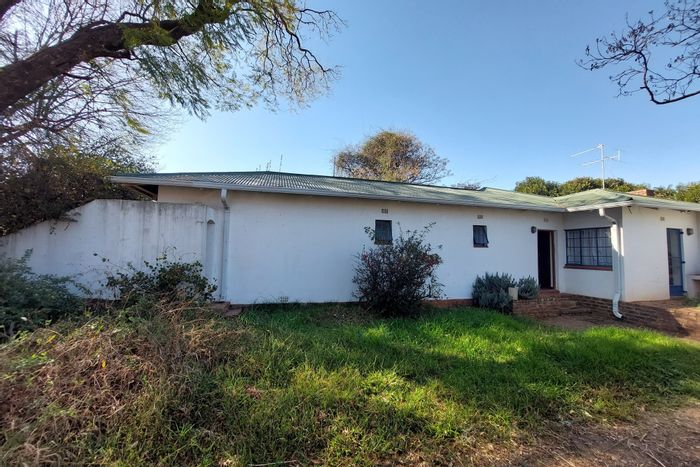 3-Bedroom House For Sale in Florida with Study, Large Yard, and Pet-Friendly.