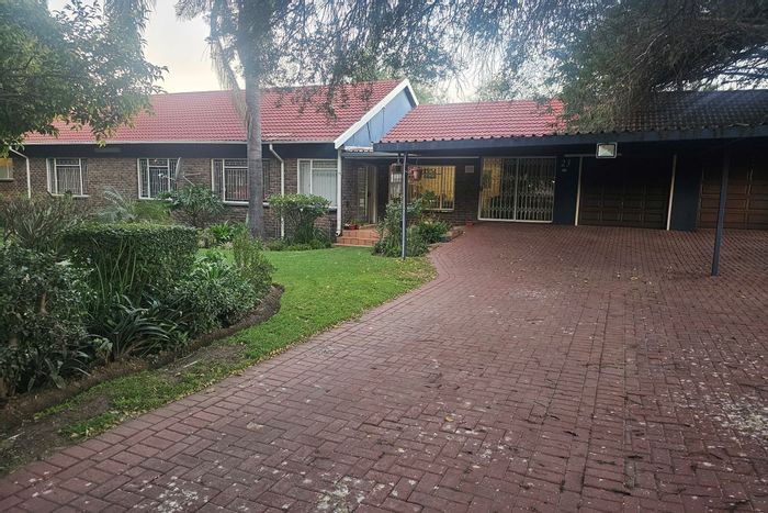 For Sale: House in Del Judor Ext 2 with flatlet, garden, and automated garage.