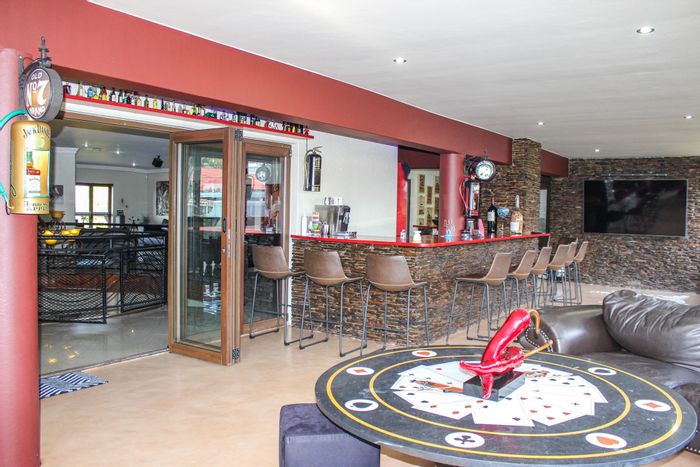 For Sale: House in Aerorand South with pool, jacuzzi, bar, and garden.