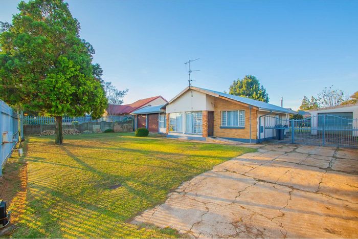 Witpoortjie House For Sale: 3 Bedrooms, Pool, Spacious Yard, Double Garage.