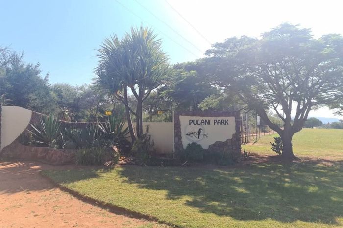 For Sale: House in Driefontein AH with game farm access, clubhouse, and swimming pool.