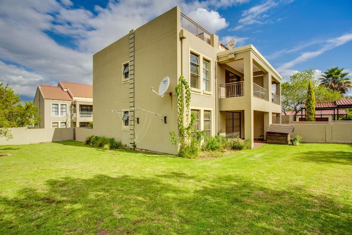 Craigavon Apartment To Rent: 2 beds, pet-friendly, private garden, covered parking.