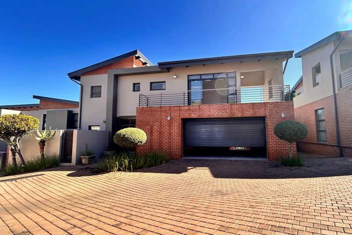 For Sale: House in Waterkloof Heights with 3 beds, en-suites, and solar energy.