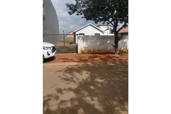 To Rent: House in Protea Glen, 2 Bedrooms, Open Plan, Secure Yard, Parking.