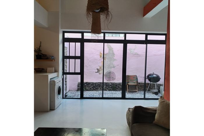 To Rent: Apartment in Bo Kaap with 2 en-suite bedrooms and private yard.