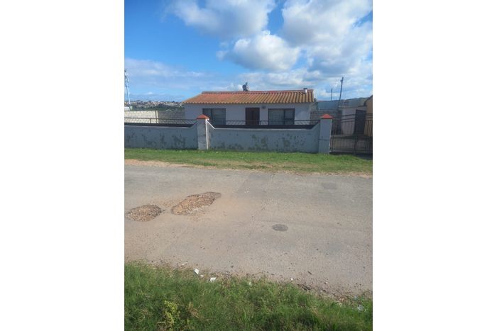 2-bedroom house in Kwazakhele with spacious yard and secure boundaries for sale.