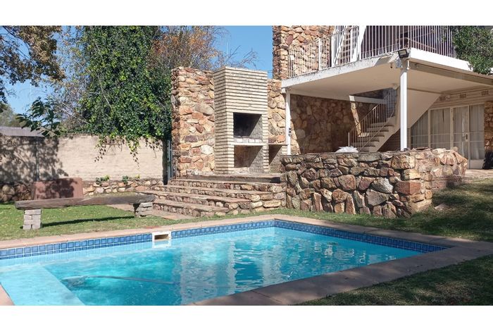 For Sale: House in Deneysville Central with pool, playground, and boat access.