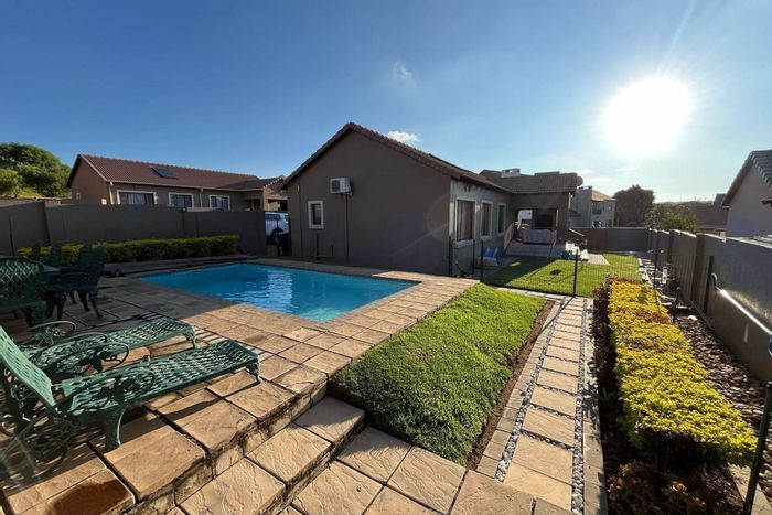 Thatchfield Estate House For Sale: 3 Bedrooms, Pool, Double Garage, Gated Entrance.