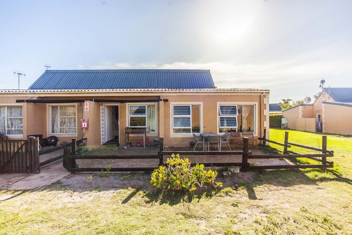 Parklands Townhouse For Sale: 2 bedrooms, private garden, high rental demand.