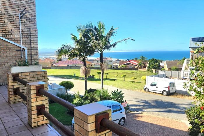 Wavecrest House For Sale: 6 Bedrooms, 3 Bathrooms, Spacious Living, 3 Parking Spaces.