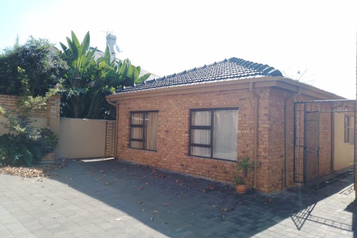 Greenside Cottage To Rent: 2 bedrooms, garden, garage, utilities included.