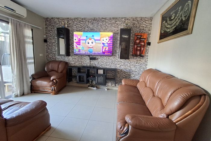 Gandhinagar Apartment For Sale: 3 Bedrooms, Secure Parking, Private Patio, Convenient Location.