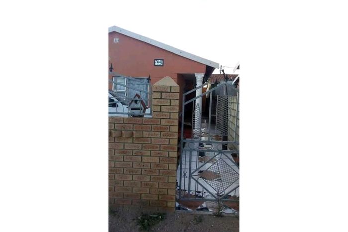 House for Sale in Soweto On Sea: 3 Bedrooms, Garage, Flatlet, Secure Walls.