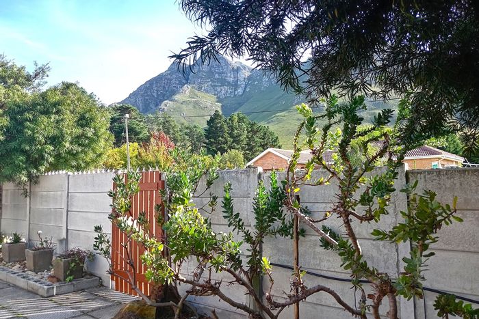Kleinmond Central Townhouse For Sale: 3 Bedrooms, Indoor Braai, Mountain Views, Ample Parking.