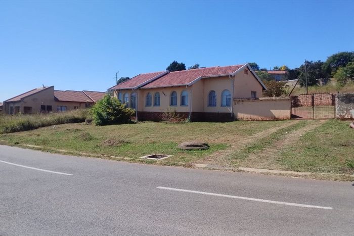 3-Bedroom House For Sale in Zakariyya Park with spacious yard and ample parking.