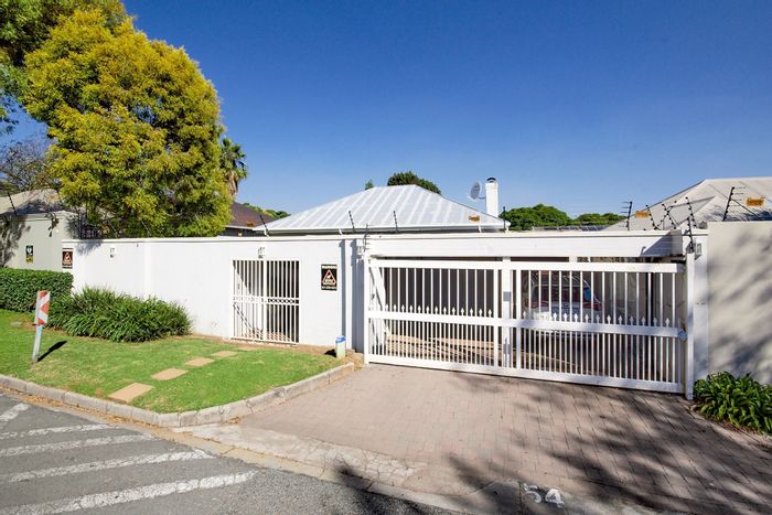 House To Rent in Parkhurst: 2 beds, security system, garden, guest cottages.