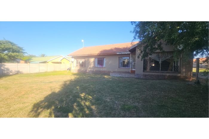 Riviera House To Rent: 3 bedrooms, study, entertainment area, secure parking.