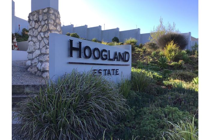 For Sale: House in Hoogland with 3 bedrooms, gas geysers, and ocean views.