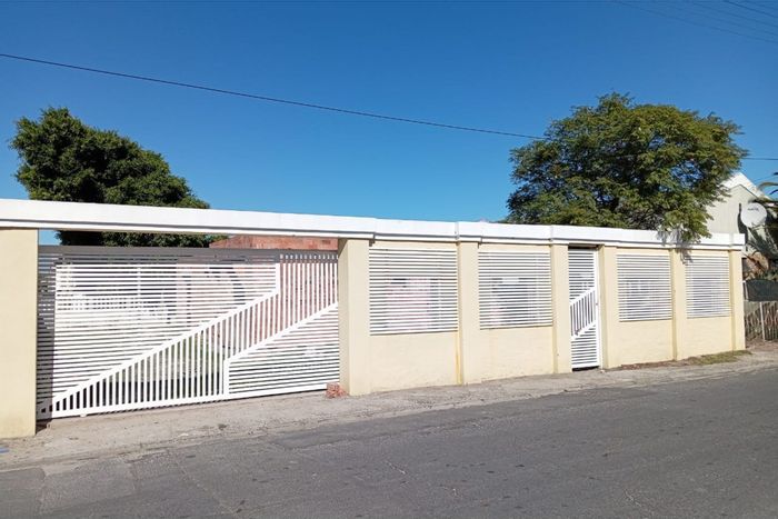Dual-living 5-bedroom house in Bellville South, ideal for investors, For Sale.