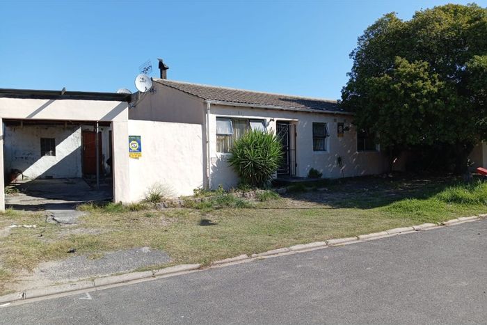 For Sale: House in Gaylee with 3 bedrooms, flatlet, and spacious grounds.