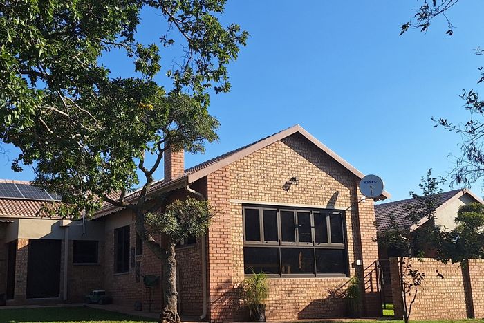 For Sale: House in Kranspoort with 4 beds, 5 garages, and solar system.
