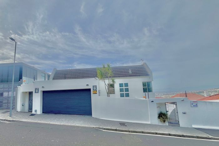 Tamboerskloof House To Rent: 4 bedrooms, solar-powered, pool, smart home features.