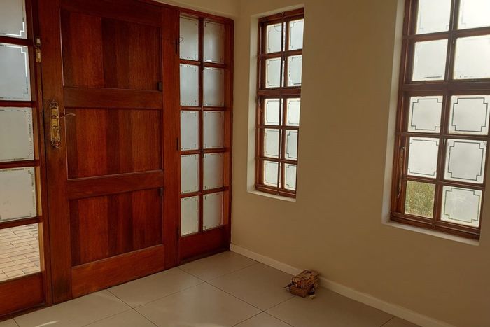 For Sale: House in Uitenhage Upper Central with 3 beds, flatlets, and garage.