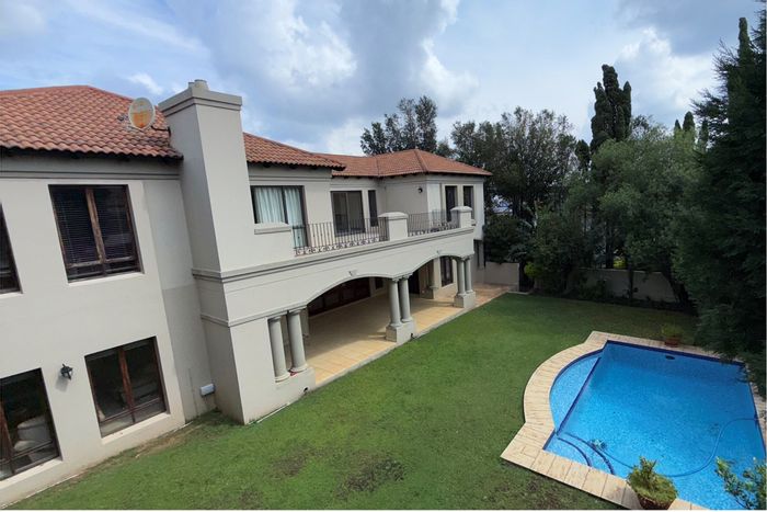 5-bedroom house for sale in Dainfern Golf Estate with pool and staff accommodation.
