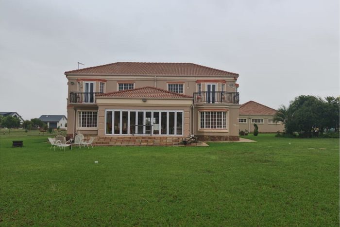 For Sale: Vaaldam Sh Small Holding with 6 Bedrooms, Direct Dam Access, and Flatlet.