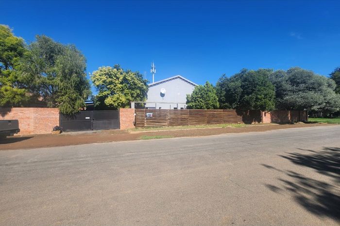 Boshof Central House For Sale: 4 beds, BBQ area, large garden, parking for 6.