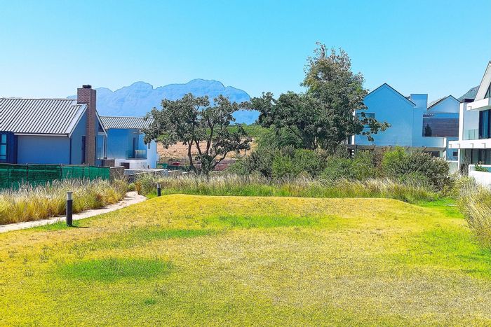 Vacant Land Residential in Paradyskloof For Sale: Corner plot, 557m², security, green belt.