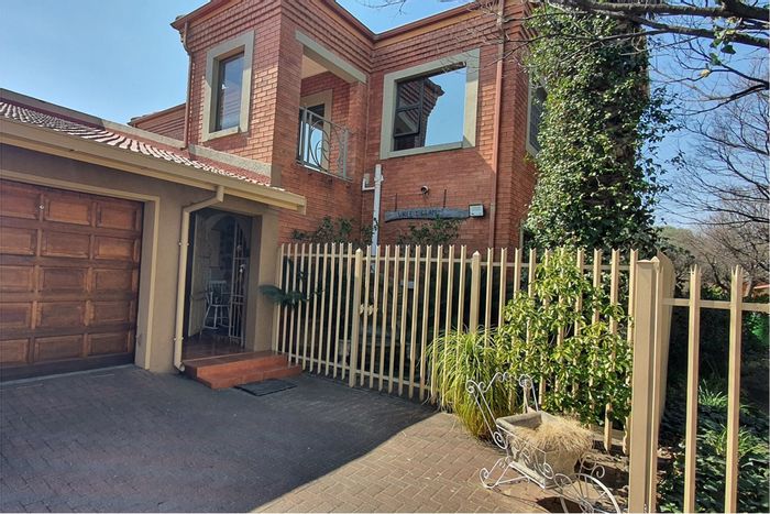 Dual-residence house for sale in Secunda Central, ideal for families or investment.