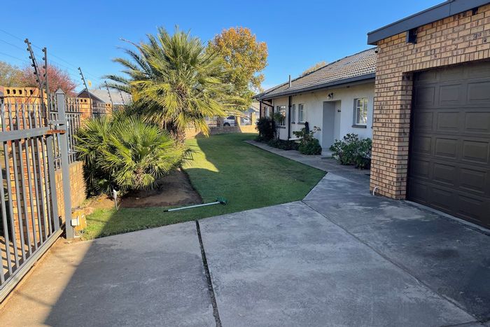Kriel Central House For Sale: 3 bedrooms, business potential, secure with ample parking.
