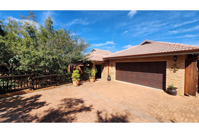 Verloren Estate House For Sale: 3-4 bedrooms, pet-friendly, eco-friendly features, scenic views.